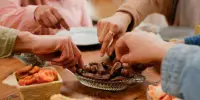 গায়রে মাহরামের এঁটো খাবার খাওয়া কি জায়েজ?